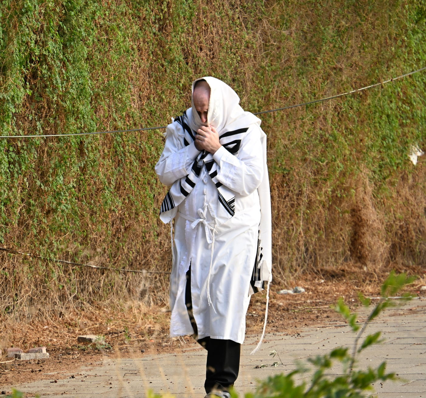 הגאון רבי אברהם סטוארט בדרך לבית הכנסת עריו"כ