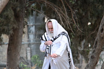 הגאון רבי אברהם סטוארט בדרך לבית הכנסת עריו"כ