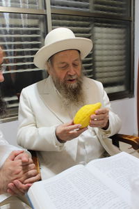 הגאון רבי דוד בצרי בבחירת אתרוג לחג הסוכות