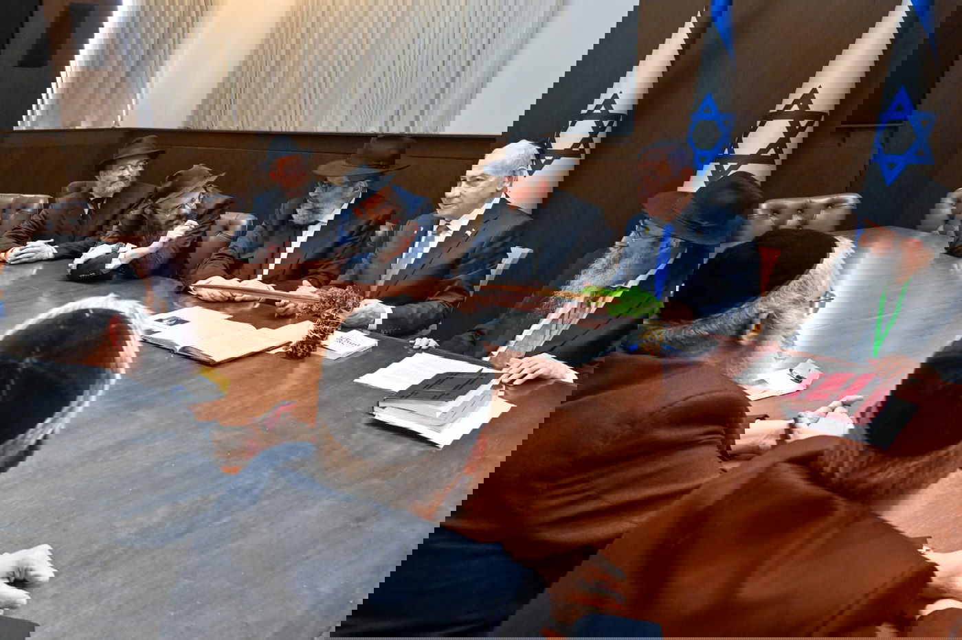 נתניהו קיבל ארבעת המינים מחב"ד וקרא בהתרגשות פרק תהילים