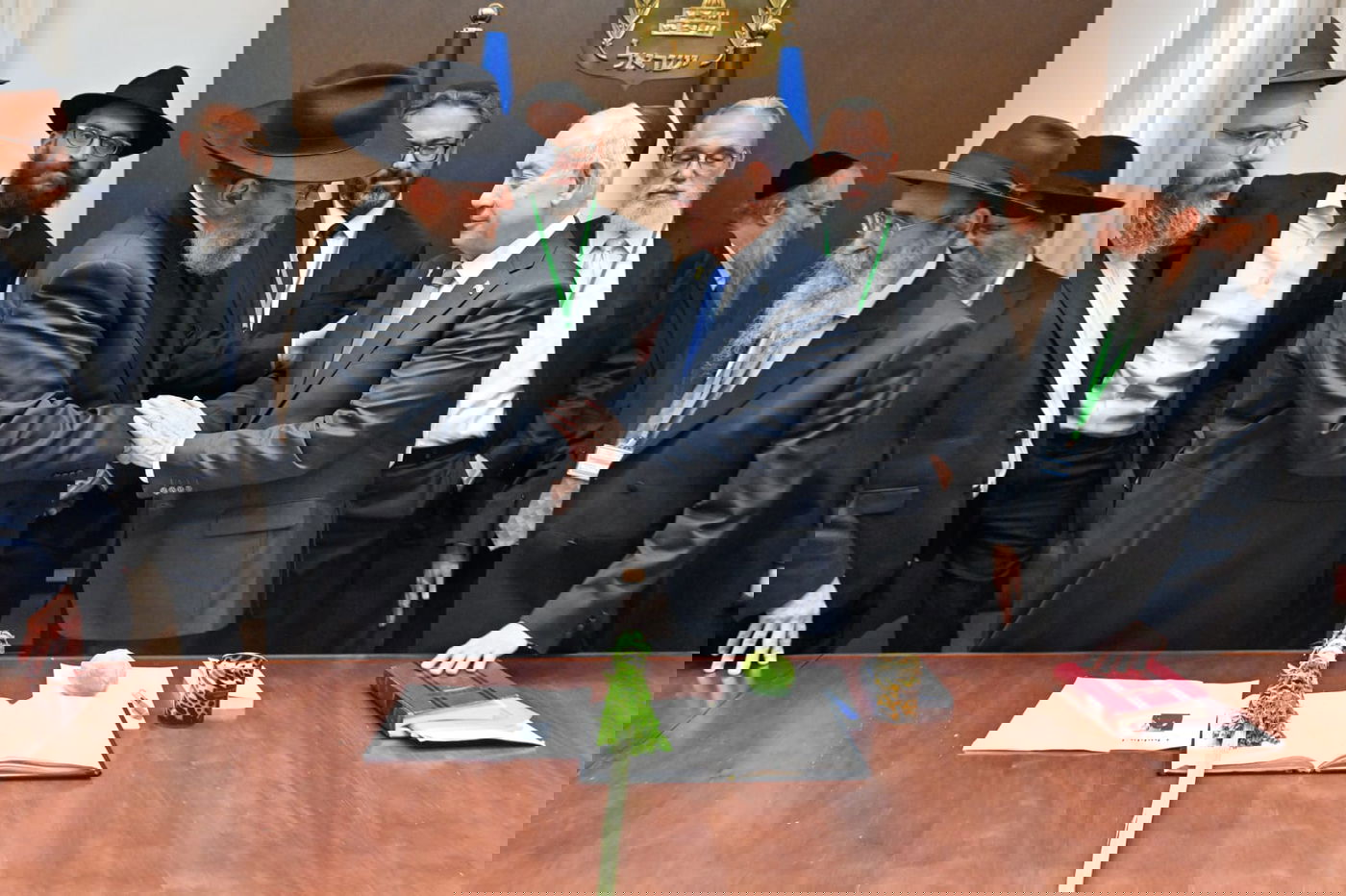 נתניהו קיבל ארבעת המינים מחב"ד וקרא בהתרגשות פרק תהילים