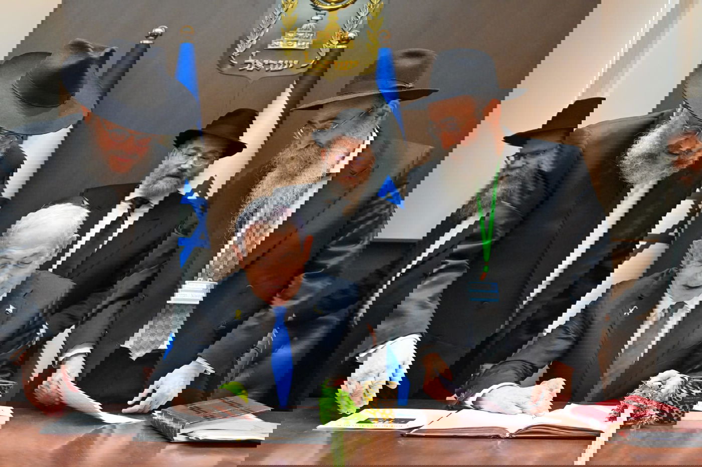 נתניהו קיבל ארבעת המינים מחב"ד וקרא בהתרגשות פרק תהילים