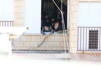 האדמו"ר מויז'ניץ בהנחת סכך ערב סוכות