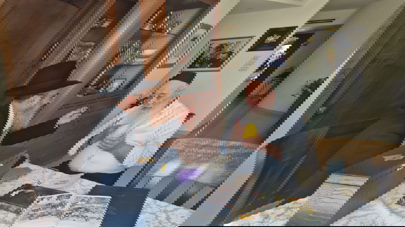 הגרש"מ עמאר בבדיקת אתרוגים