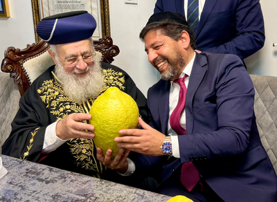 האתרוגים המהודרים שהעניק רב הסלבס לראשון לציון | תיעוד 