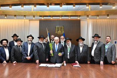 נתניהו קיבל ארבעת המינים מחב"ד וקרא בהתרגשות פרק תהילים