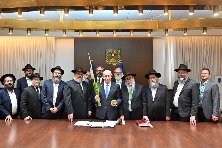 נתניהו קיבל ארבעת המינים מחב"ד וקרא בהתרגשות פרק תהילים