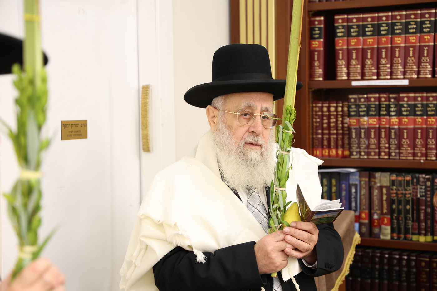 הראשל"צ הגאון רבי יצחק יוסף בנטילת לולב