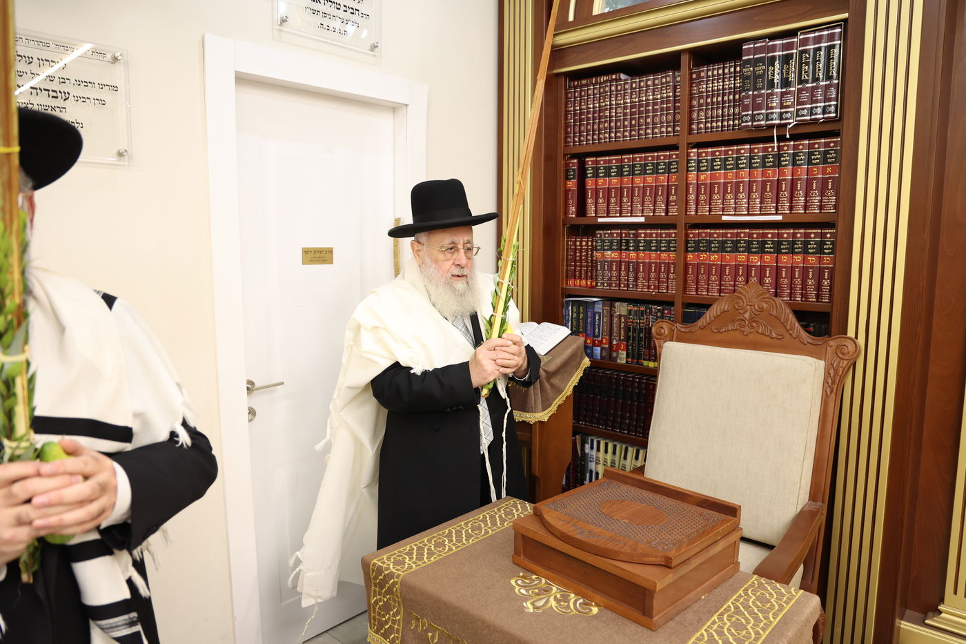 הראשל"צ הגאון רבי יצחק יוסף בנטילת לולב