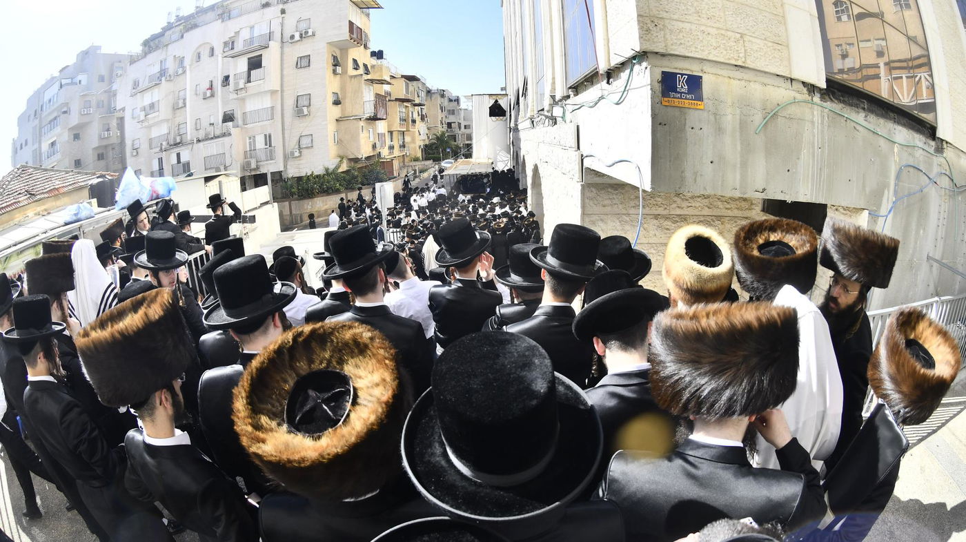 האדמו"ר מויז'ניץ בנענועים בחג הסוכות