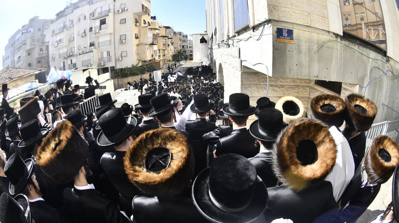 האדמו"ר מויז'ניץ בנענועים בחג הסוכות