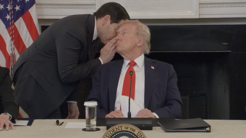 טראמפ מקבל את הפתק