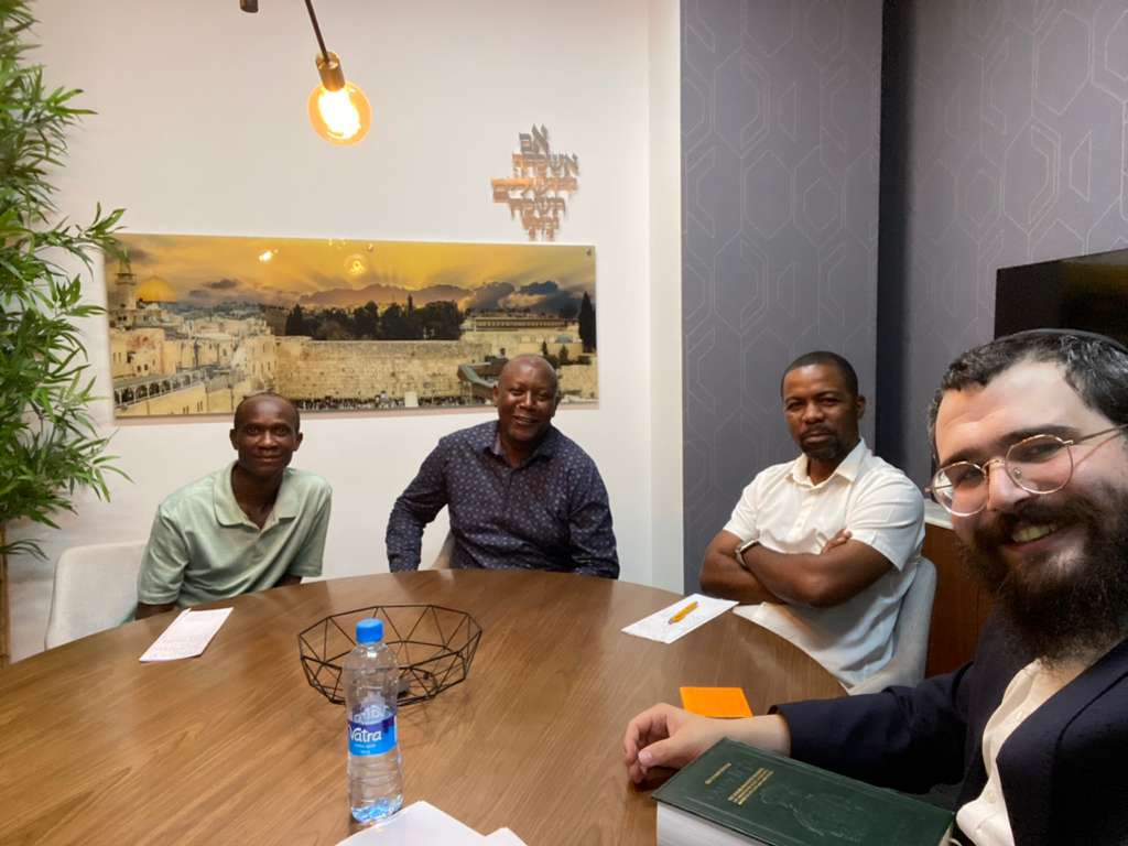 הרב מנדל הרצל עם מקומיים