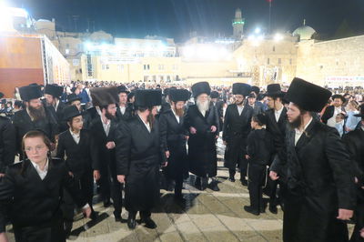 האדמו"ר ממודז'יץ בתפילה ע"י ה'כותל המערבי'