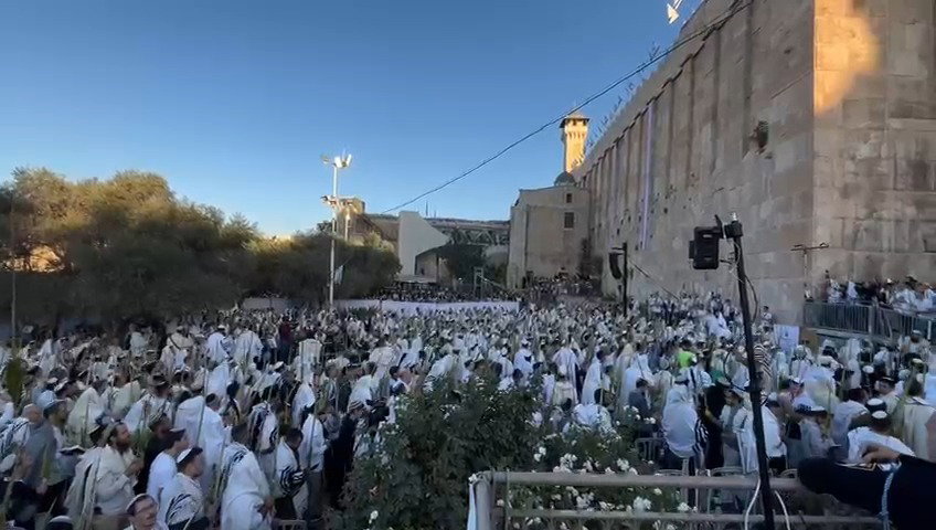 תפילת חג מרגשת ליד מערת המכפלה