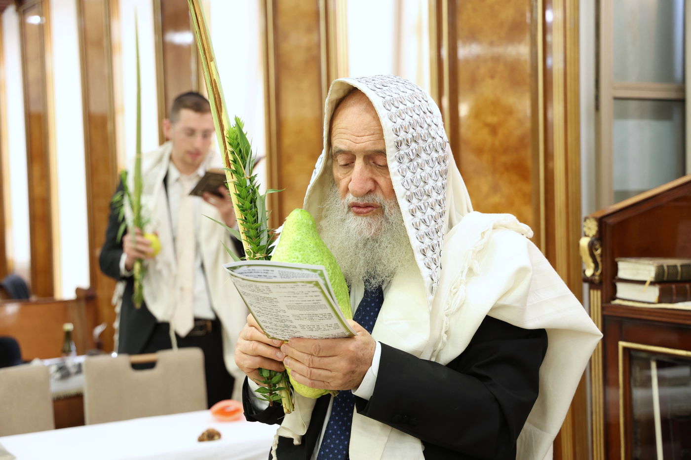 גדולי ישראל הספרדים בנטילת לולב בחול המועד