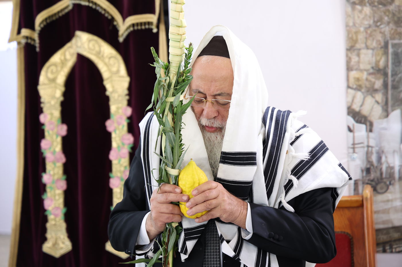 גדולי ישראל הספרדים בנטילת לולב בחול המועד