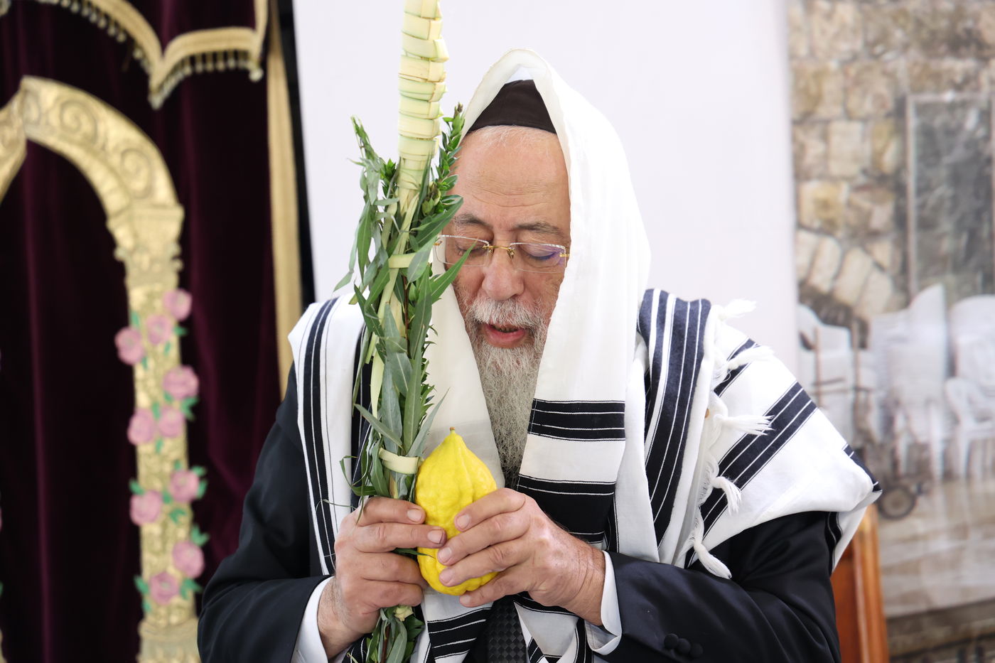 גדולי ישראל הספרדים בנטילת לולב בחול המועד