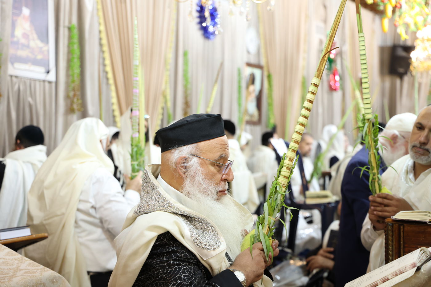 גדולי ישראל הספרדים בנטילת לולב בחול המועד