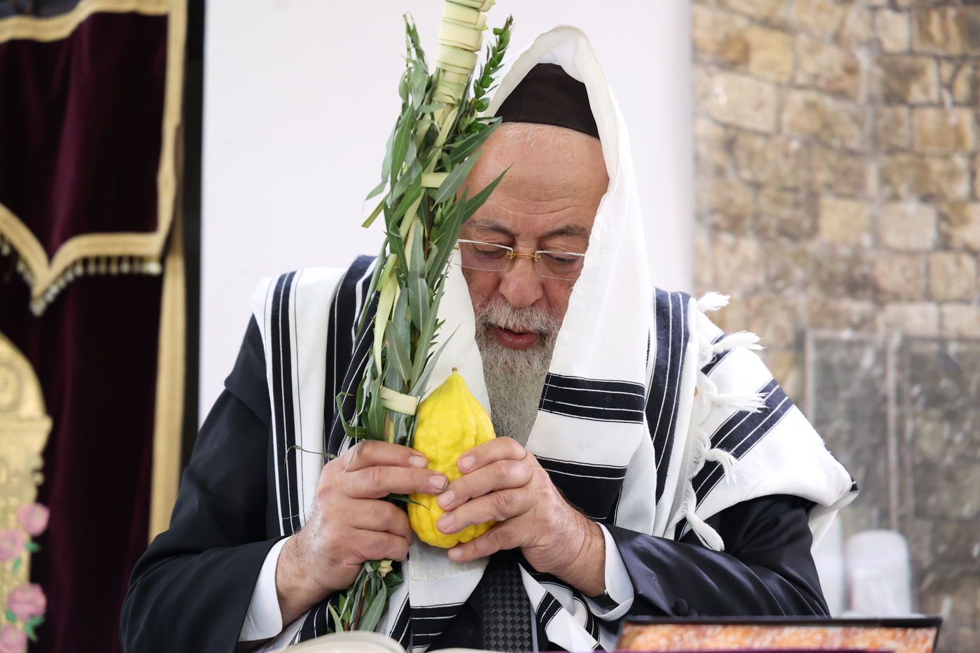 גדולי ישראל הספרדים בנטילת לולב בחול המועד