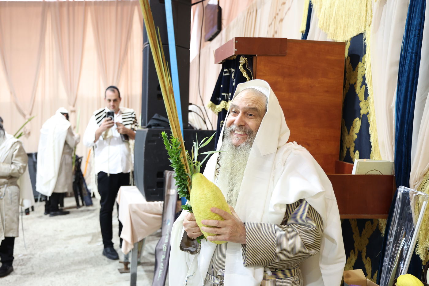 גדולי ישראל הספרדים בנטילת לולב בחול המועד