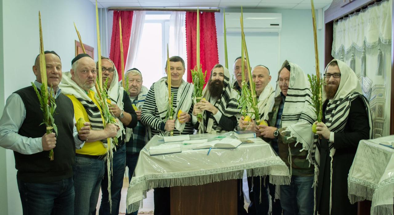 הרב גורליק עם הקהילה המקומית