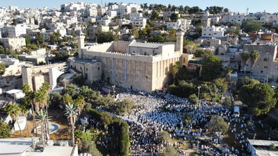 תפילת חג ליד מערת המכפלה