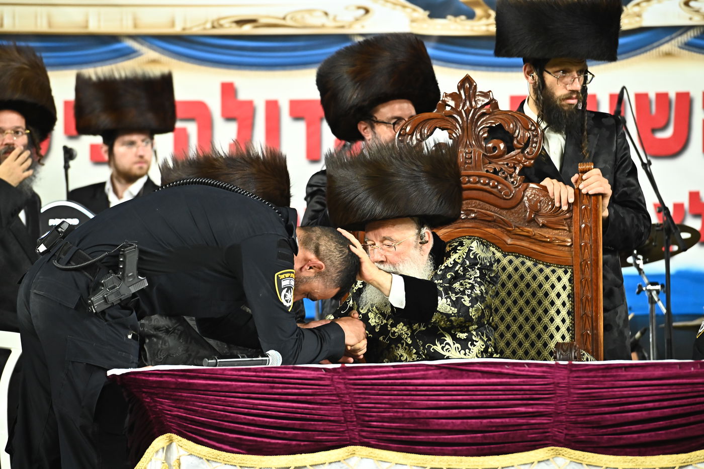 האדמו"ר ביציאתו מהמעמד