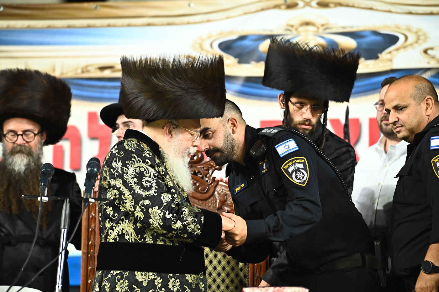 האדמו"ר ביציאתו מהמעמד