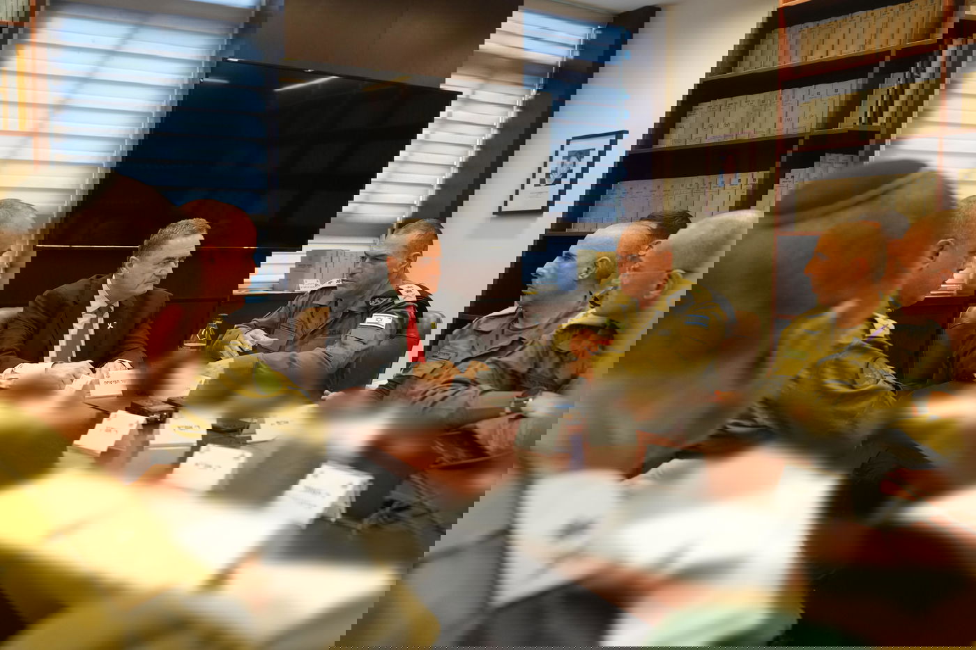 שר הביטחון לצד הרמטכ"ל ובכירי צה"ל