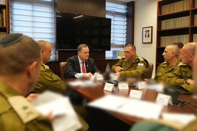 שר הביטחון לצד הרמטכ"ל ובכירי צה"ל