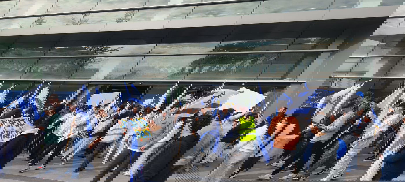 תלמידי תיכון ממתינים בכניסה לבית חולים שניידר בשחרור החטופות