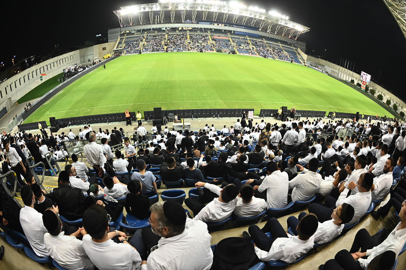 קהל הרבבות במעמד הנשגב בראשות האדמו"ר ממישקולץ