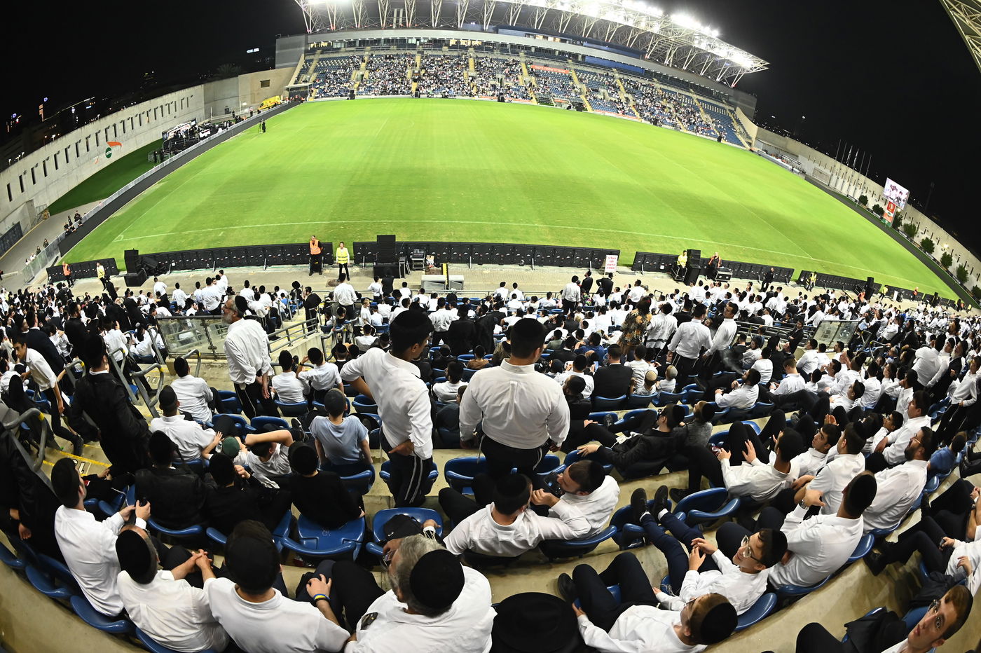 קהל הרבבות במעמד הנשגב בראשות האדמו"ר ממישקולץ