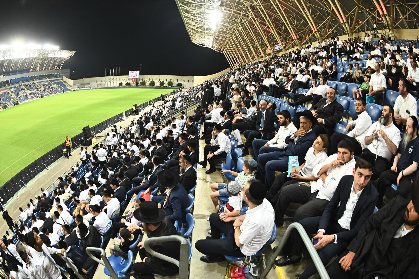 קהל הרבבות במעמד הנשגב בראשות האדמו"ר ממישקולץ