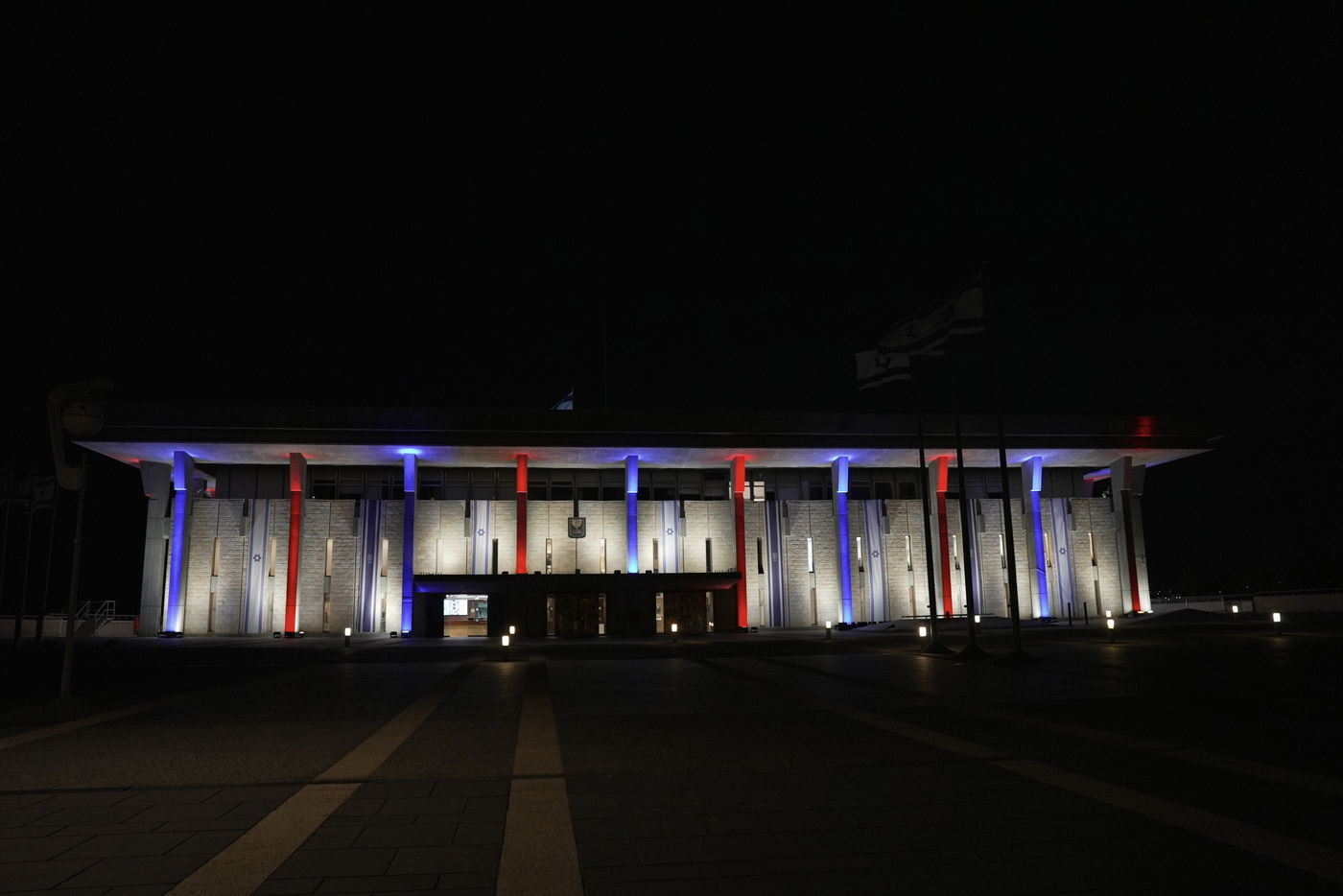 הכנסת מתכוננת לקבל את פני טראמפ | צפו בצבעי האורות הערב במשכן