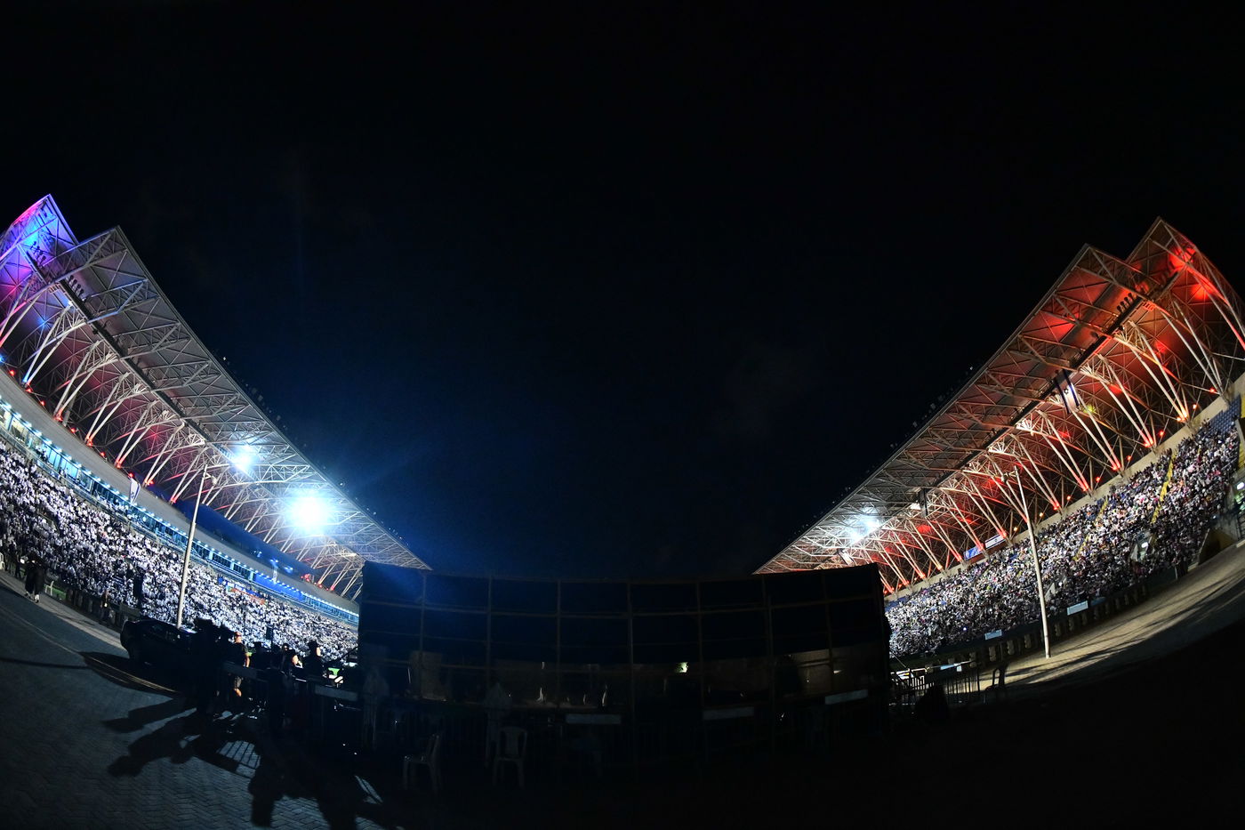 ההמונים הקדימו וגדשו את האיצדיון הענק