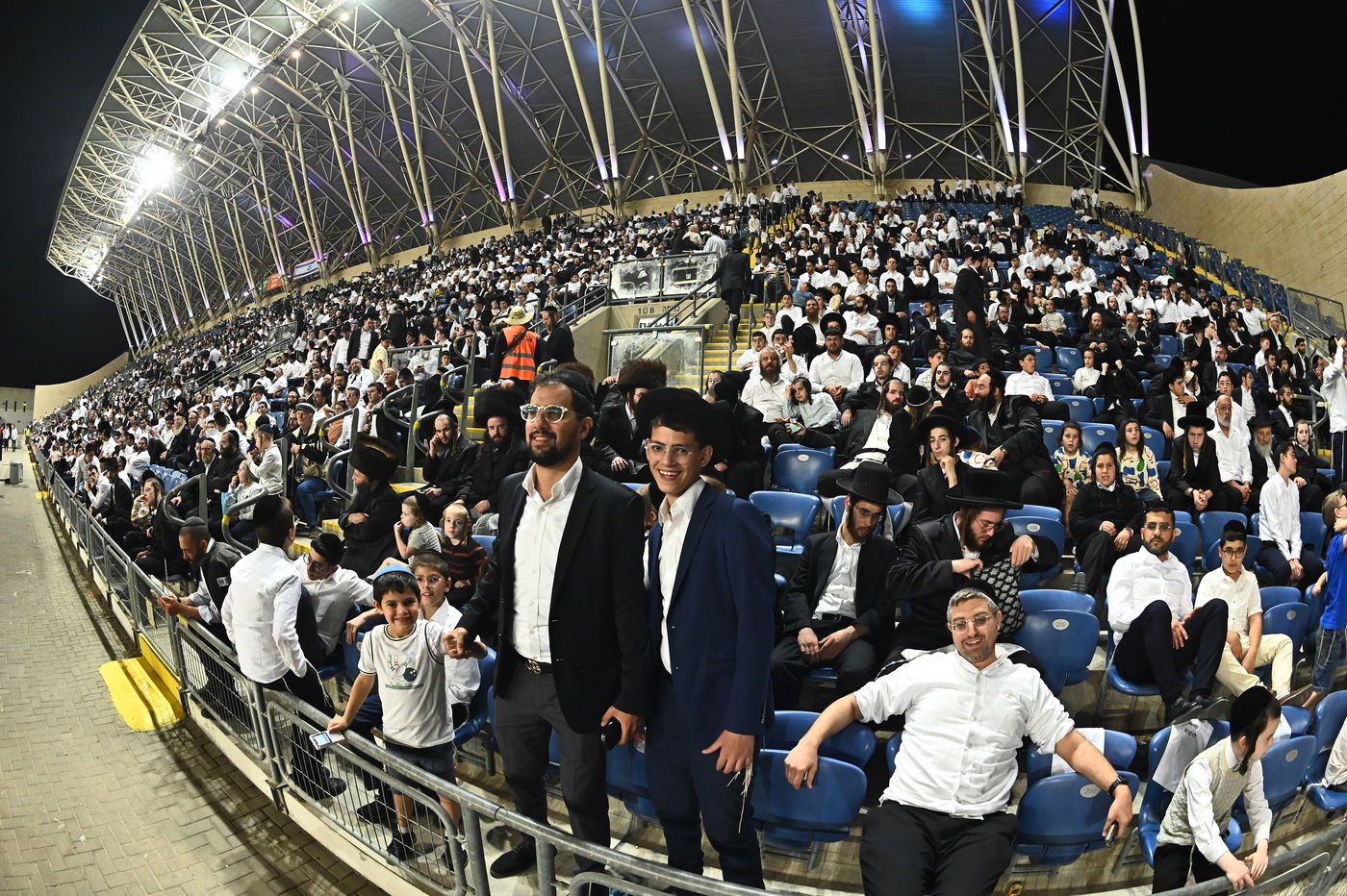 ההמונים הקדימו וגדשו את האיצדיון הענק