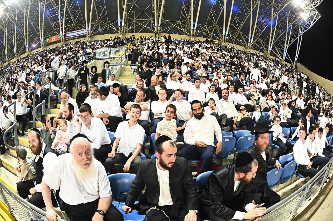 ההמונים הקדימו וגדשו את האיצדיון הענק