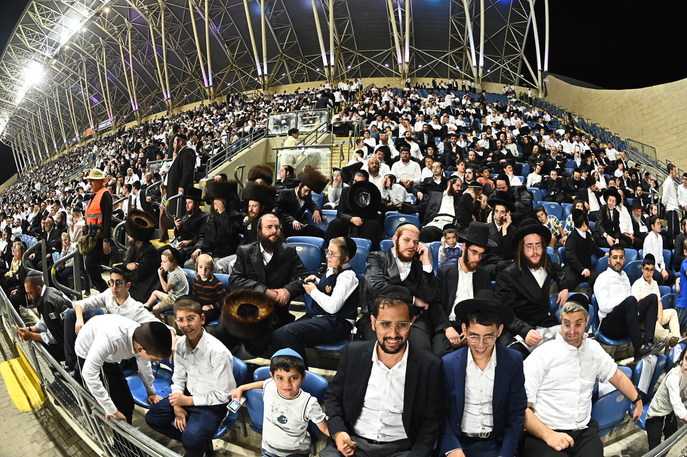 ההמונים הקדימו וגדשו את האיצדיון הענק