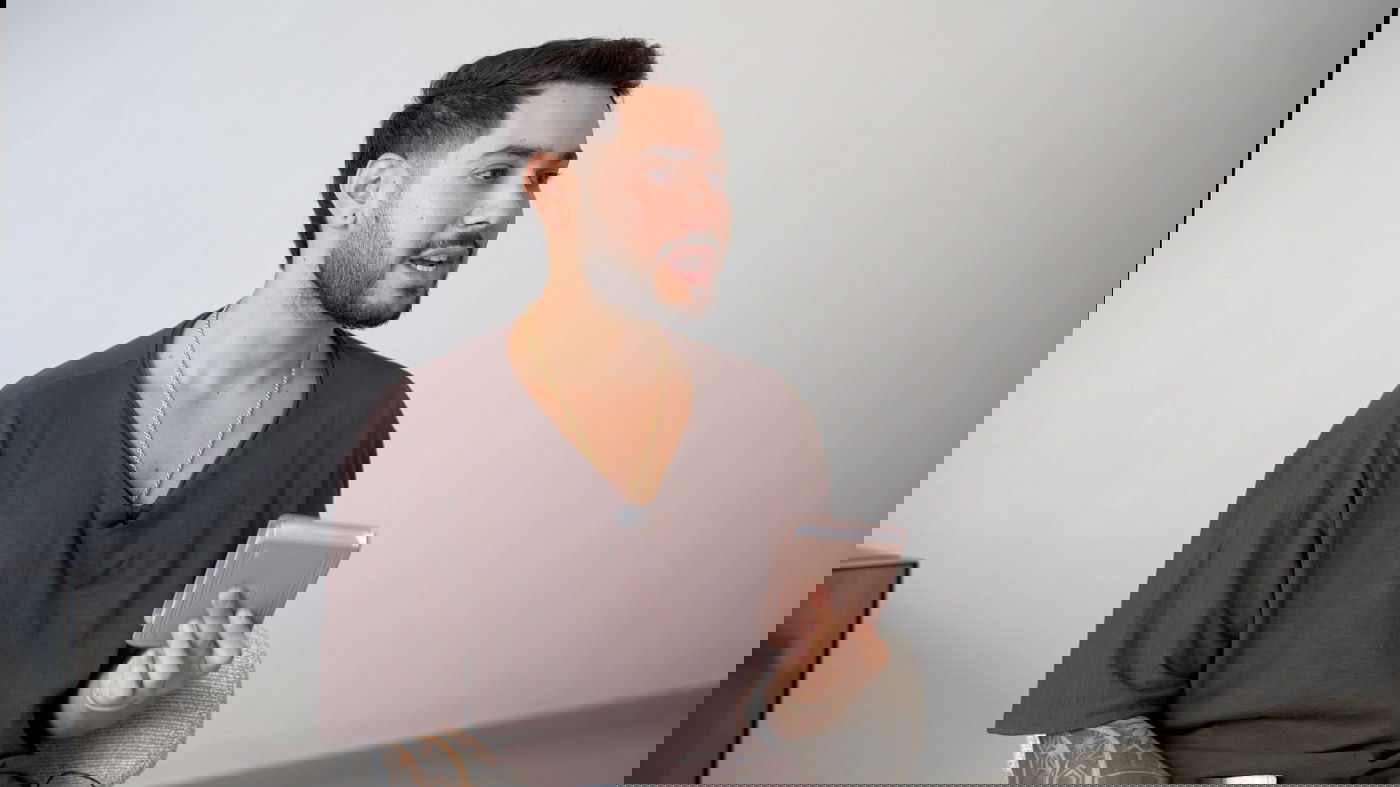 אלי'ה כהן עם ספר התהילים שקיבל מאמא