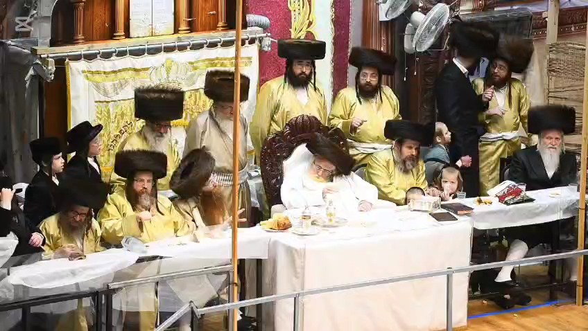 האדמו"ר מתולדות אברהם יצחק בטיש חוה"מ סכות