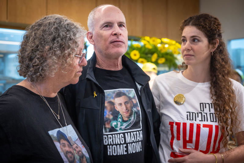 בתם של שורדי השבי נגד ה"בוז" בכיכר החטופים: "חסר טקט ברמות מביכות"