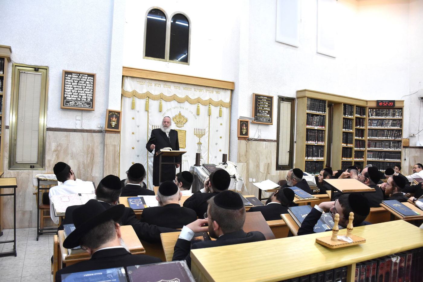 אלפים בשיעורו של הגאב"ד הגר"א וייס בבני ברק