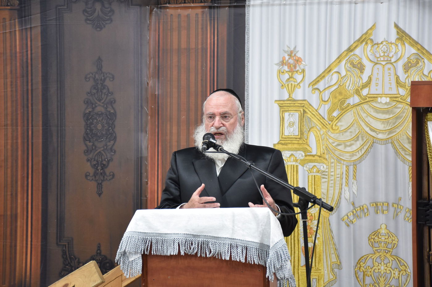 אלפים בשיעורו של הגאב"ד הגר"א וייס בבני ברק