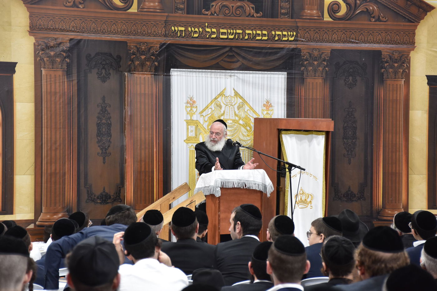 אלפים בשיעורו של הגאב"ד הגר"א וייס בבני ברק