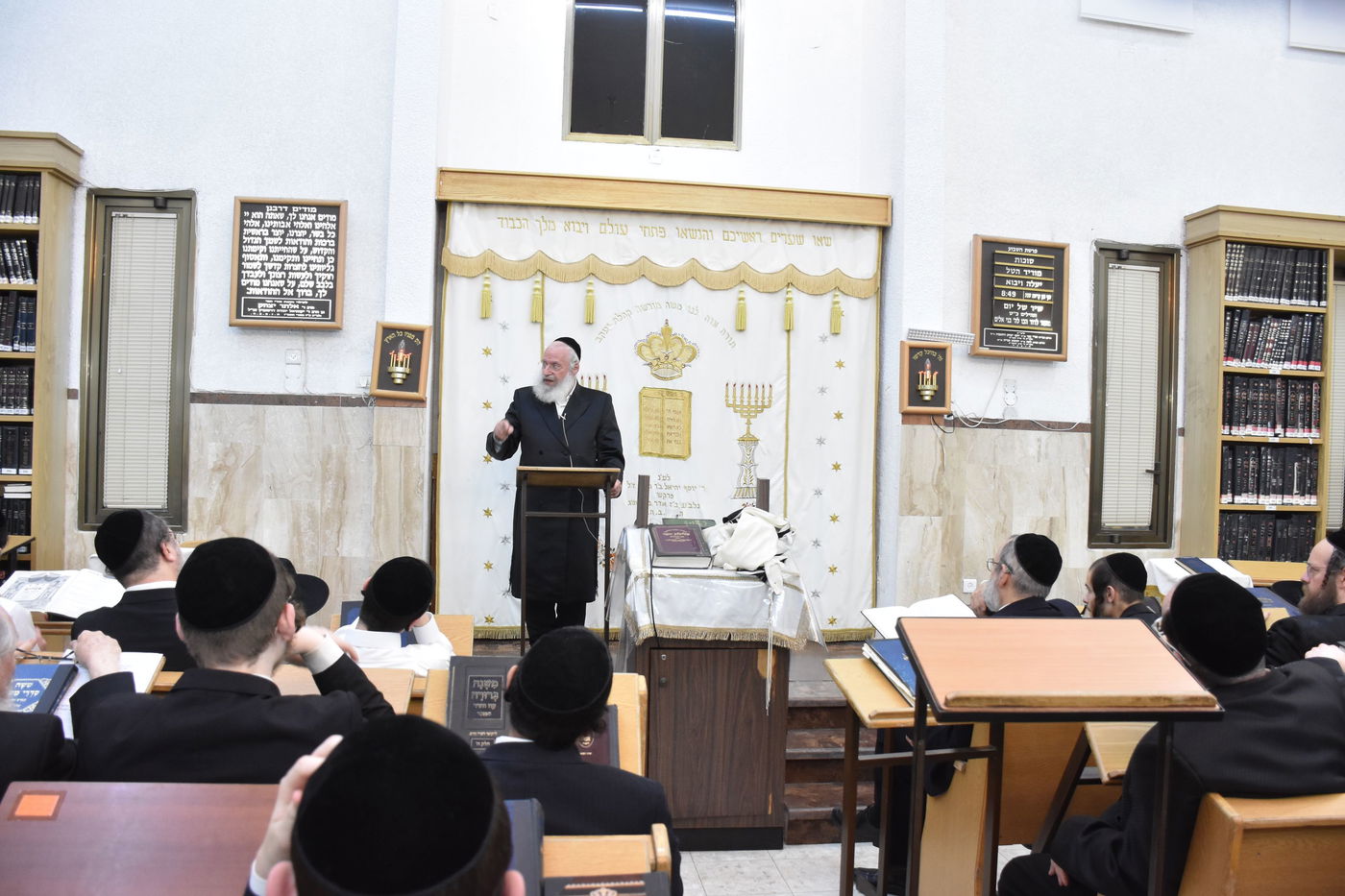 אלפים בשיעורו של הגאב"ד הגר"א וייס בבני ברק