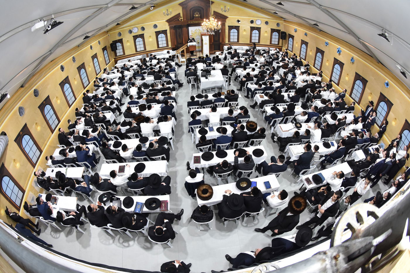 אלפים בשיעורו של הגאב"ד הגר"א וייס בבני ברק