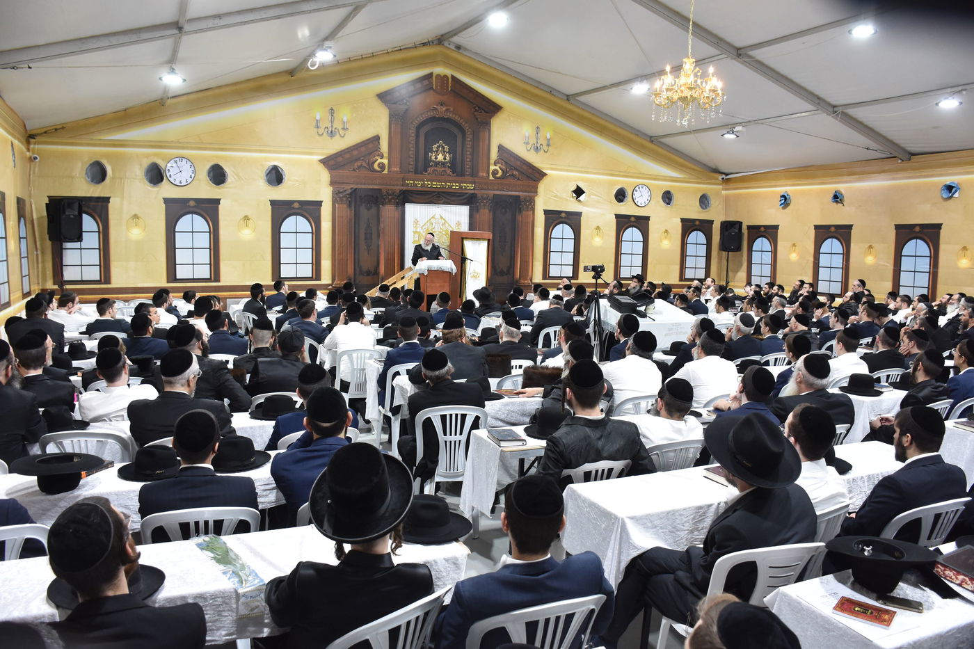 אלפים בשיעורו של הגאב"ד הגר"א וייס בבני ברק