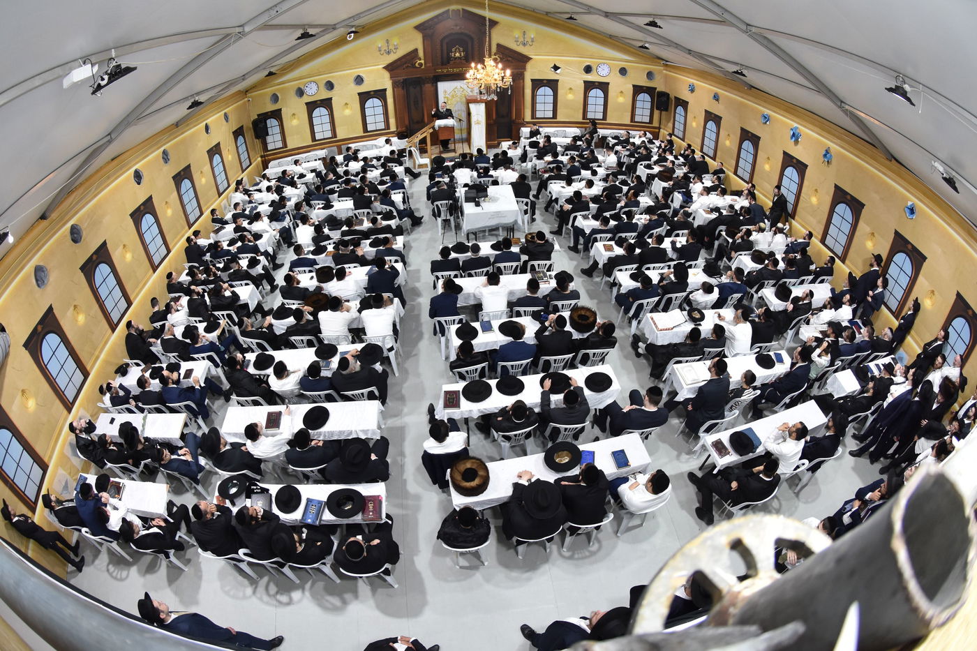 אלפים בשיעורו של הגאב"ד הגר"א וייס בבני ברק